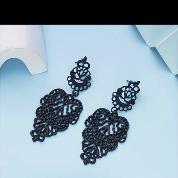 Black Hollow Leaf Design Dangle Earrings Alloy Jewelry Elegant - Picture 3 of 3